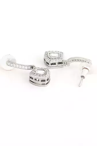 Silver-plated kundan neckpiece with ad stone and matching studs