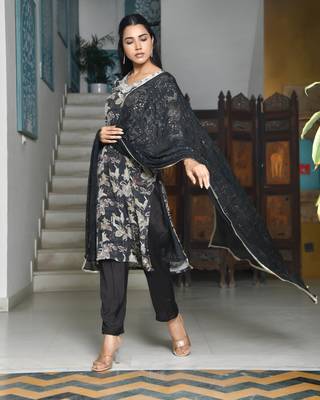 Vaasva women black crepe embroidered suit set 3