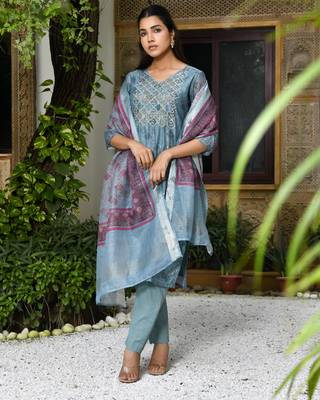 Vaasva women chanderi printed suit set with pant and printed dupatta 3