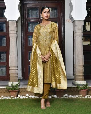 Vaasva women digital printed tissue suit set with solid pant & brocade dupatta 1