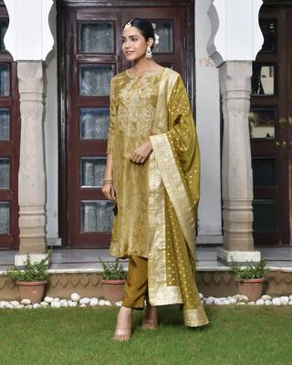 Vaasva women digital printed tissue suit set with solid pant & brocade dupatta 3