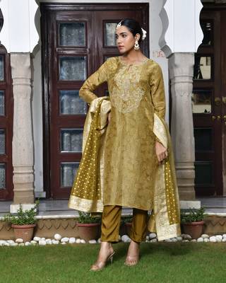 Vaasva women digital printed tissue suit set with solid pant & brocade dupatta 4