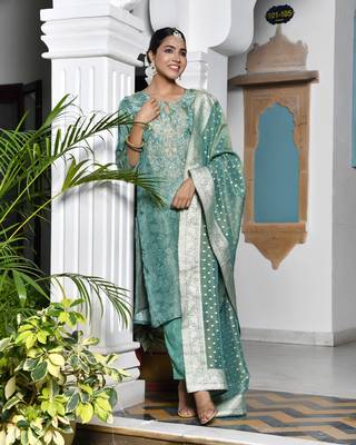 Vaasva women digital printed tissue suit set with solid pant & brocade dupatta 4