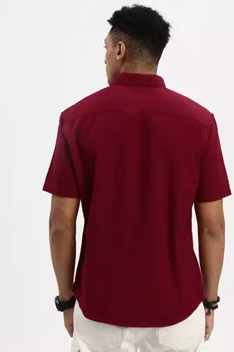 men's maroon solid slim fit shirt