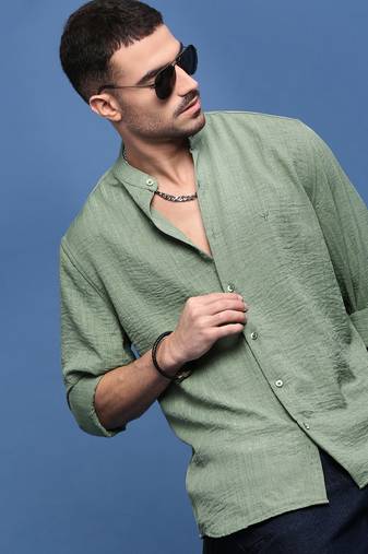 Showoff men's green solid slim fit shirt
