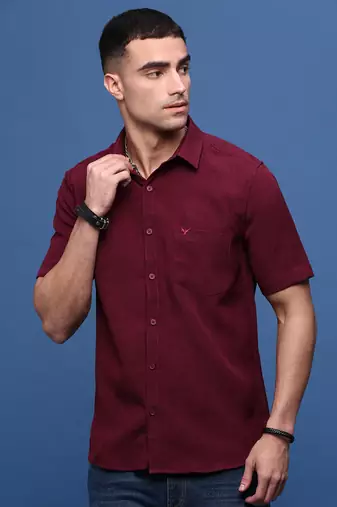 men's burgundy solid slim fit shirt