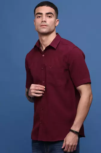 men's burgundy solid slim fit shirt