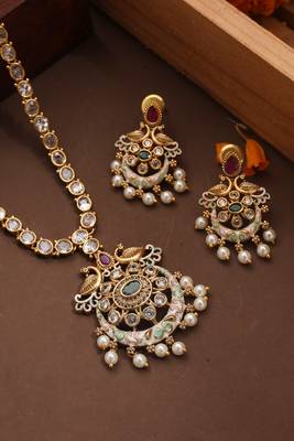 Kundan Necklace with Meenakari Work Pendant 2