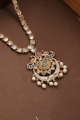 Kundan Necklace with Meenakari Work Pendant 3