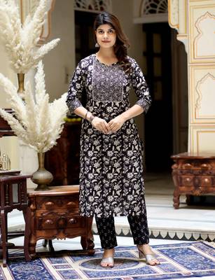 Women's embroidered kurta in sweet-heart neck with black straight palazzo 1