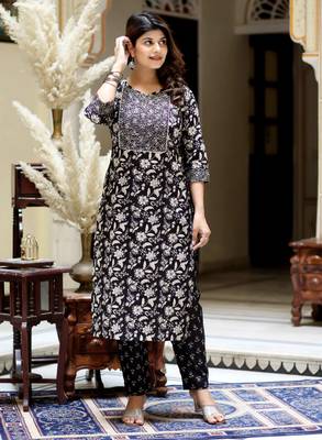 Women's embroidered kurta in sweet-heart neck with black straight palazzo 2