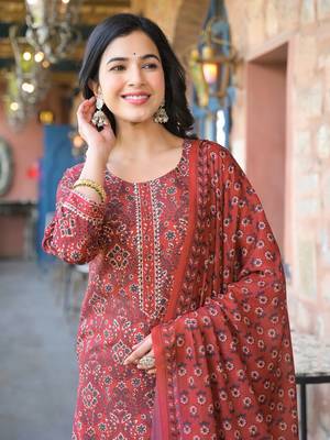 Women Red printed rayon blend kurta trousers set 1