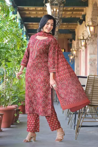 Women Red printed rayon blend kurta trousers set