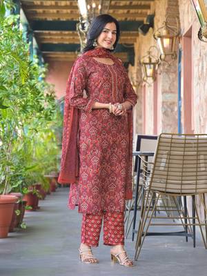 Women Red printed rayon blend kurta trousers set 5