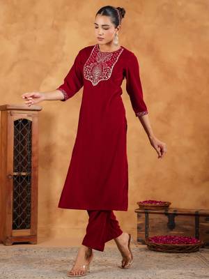 Janasya women's red velvet zari embroidered straight kurta set 3