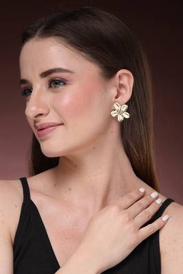 Women's gold-plated floral shape stud earrings 1