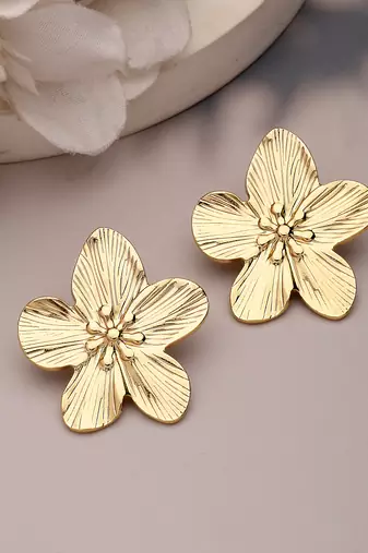 Women's gold-plated floral shape stud earrings