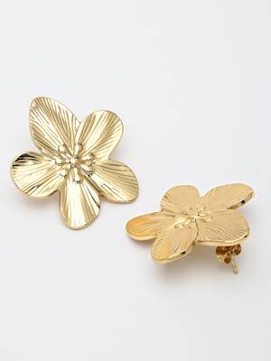 Women's gold-plated floral shape stud earrings 5