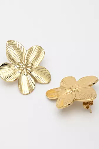 Women's gold-plated floral shape stud earrings