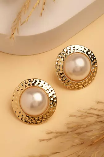 Women's gold-plated white pearl circular shape studs earring
