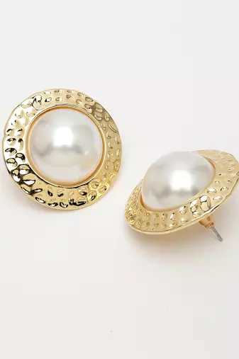 Women's gold-plated white pearl circular shape studs earring