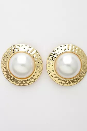 Women's gold-plated white pearl circular shape studs earring