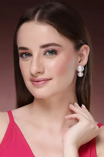 Women's white pearl gold-plated circular drop earring