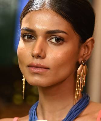 Gold and black fluttering elegance earrings 1