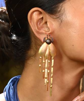 Gold and black fluttering elegance earrings 3