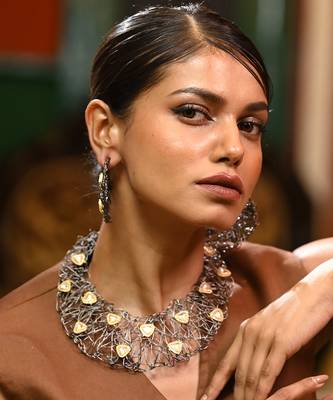 Gold and black radiant mesh kundan neckpiece 1