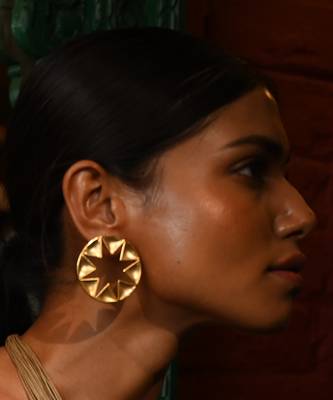 Gold stellar elegance earring 2