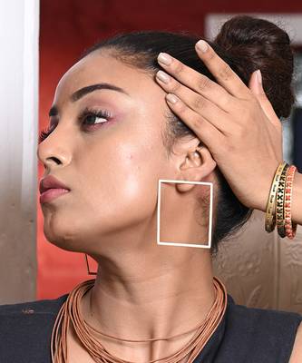 Gold square thrill earring 1