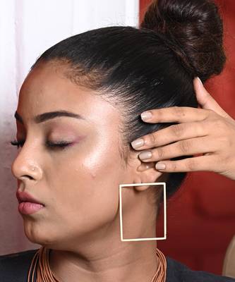 Gold square thrill earring 2