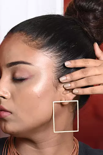Gold square thrill earring
