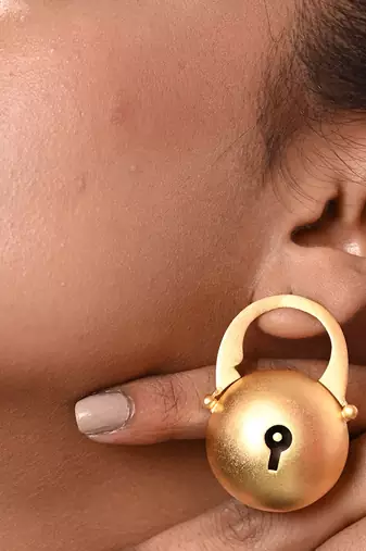 Gold secure chic lock earring