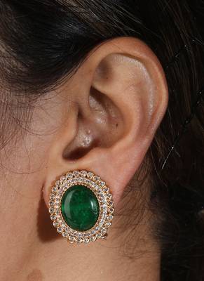 Elegant pearl choker with emerald stone pendant 2