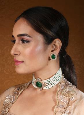 Elegant pearl choker with emerald stone pendant 3