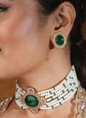 Elegant pearl choker with emerald stone pendant 1