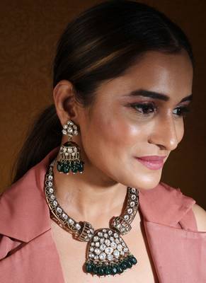 Hasli style statement necklace with kundan stones and green drops 2