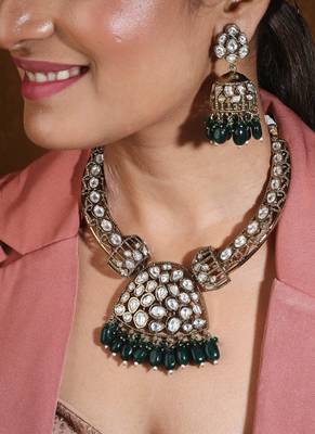 Hasli style statement necklace with kundan stones and green drops 1