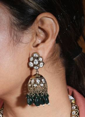 Hasli style statement necklace with kundan stones and green drops 3