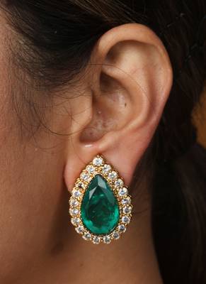 Elegant choker with green pendant stone and kundan detailing 2