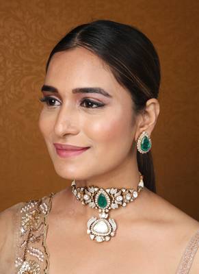 Elegant choker with green pendant stone and kundan detailing 3