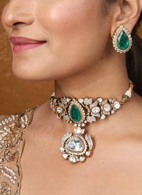 Elegant choker with green pendant stone and kundan detailing 1