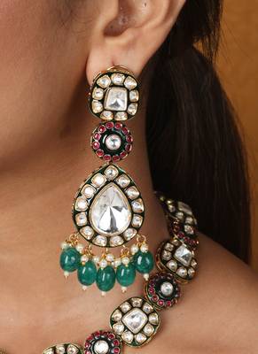 Jaipur jadau work necklace set with earrings and maang tikka in kundan stones 3