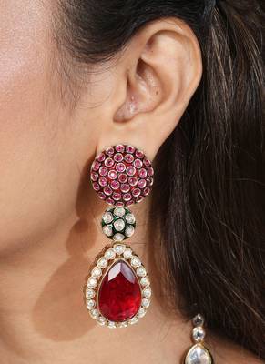 Jaipur jadau work necklace set with red stones, earrings, and maang tikka in kundan 3