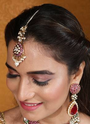 Jaipur jadau work necklace set with red stones, earrings, and maang tikka in kundan 4