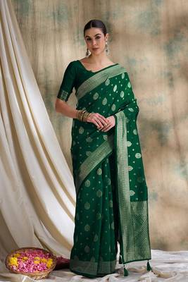 Women's Green art silk saree with modern weave 1