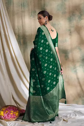 Women's Green art silk saree with modern weave
