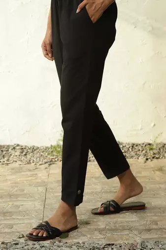 Black poplin black tapered pants
